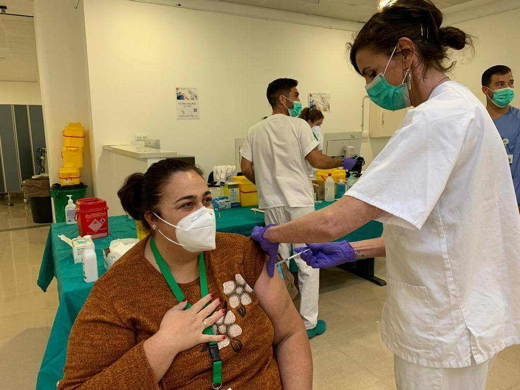 Virginia, celadora del hospital Clínico, en el momento de su vacunación. 