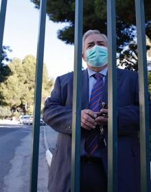 Imagen secundaria 2 - Llegada de los sanitarios a la residencia de El Palo, arriba. Sobre estas líneas, la nieta de uno de los residentes que iban a ser vacunados y Enrique Vargas, gerente del distrito sanitario de Málaga