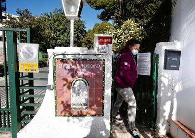 Imagen secundaria 1 - Llegada de los sanitarios a la residencia de El Palo, arriba. Sobre estas líneas, la nieta de uno de los residentes que iban a ser vacunados y Enrique Vargas, gerente del distrito sanitario de Málaga