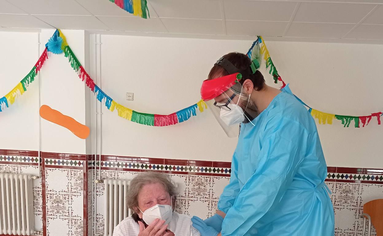 Eugenia, de 88 años, fue la primera persona en vacunarse en Málaga contra el coronavirus. 