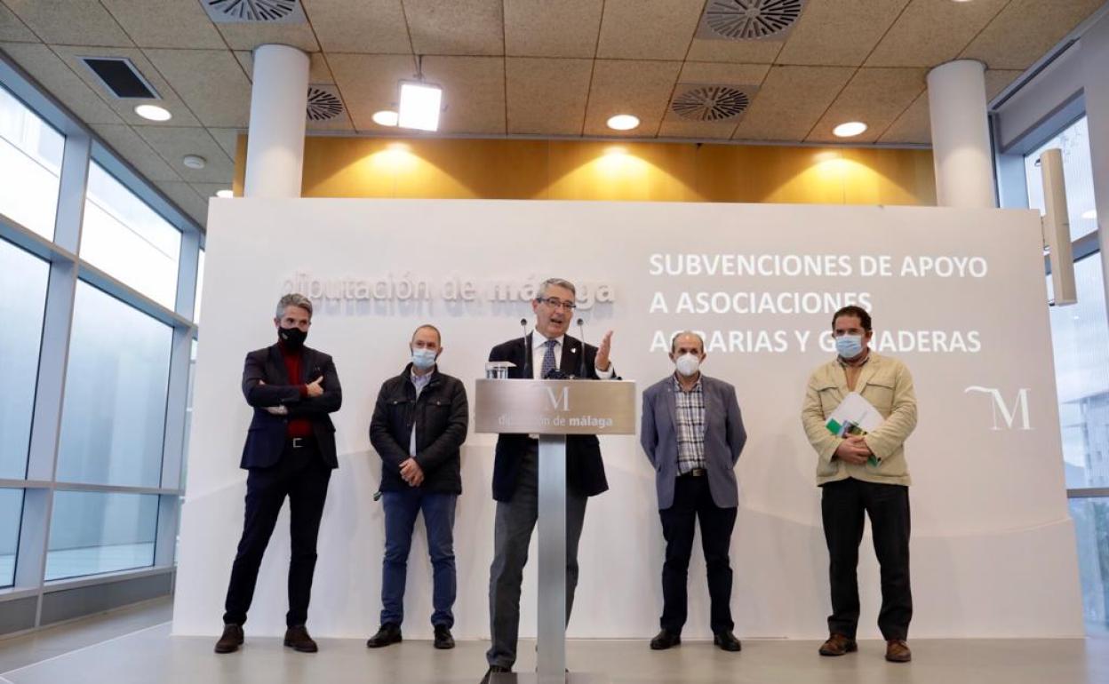 Salado y detrás Maldonado con los representantes de las organizaciones agrarias de la provincia. 