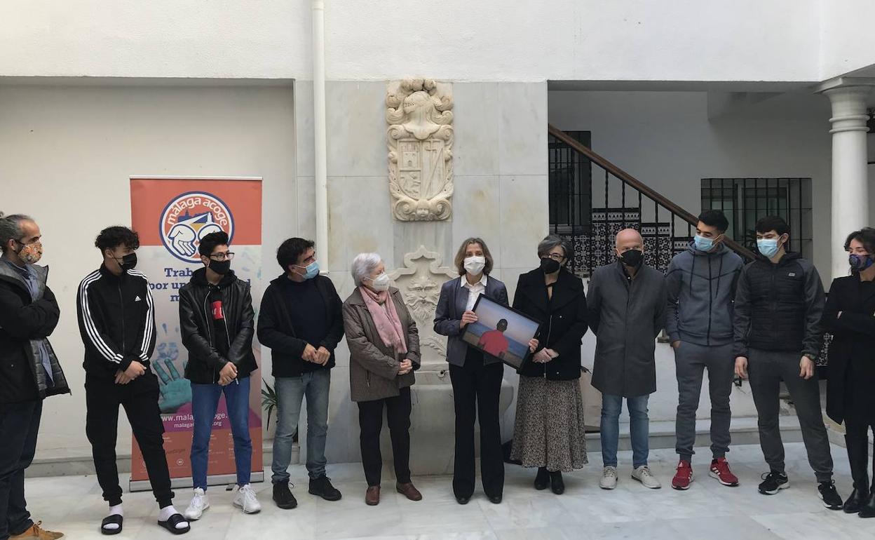 Docentes, estudiantes y representantes de Málaga Acoge, en la entrega del reconocimiento. 