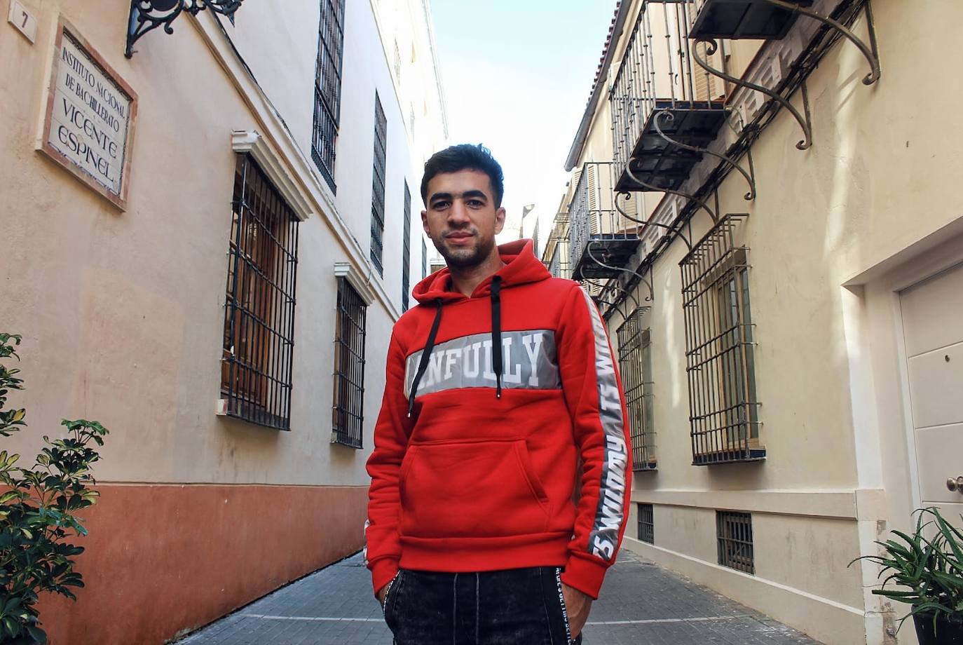 Mohamed, en la calle Gaona, es uno de los alumnos del Vicente Espinel. 