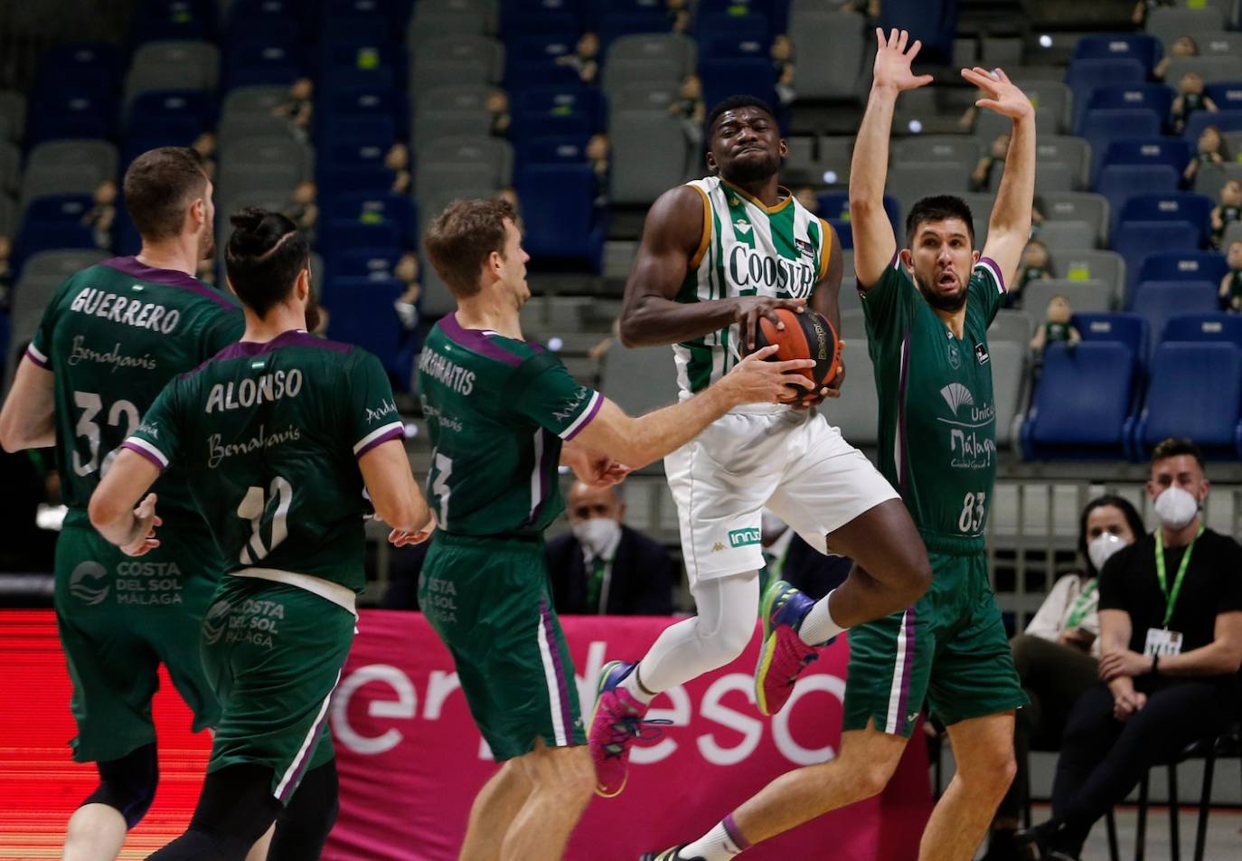 El Unicaja pierde en casa con el Betis en la prórroga. 