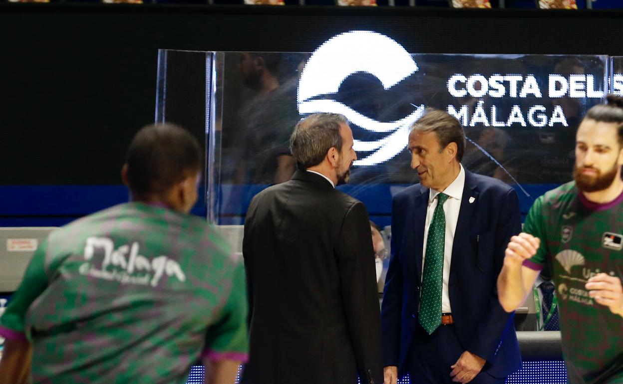 Joan Plaza y Luis Casimiro se saludan antes del partido. 