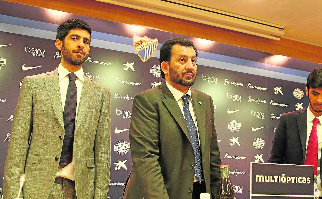 El jeque At-Thani, en el centro y sus hijos Nasser y Nayef, en la sala de prensa de La Rosaleda. 