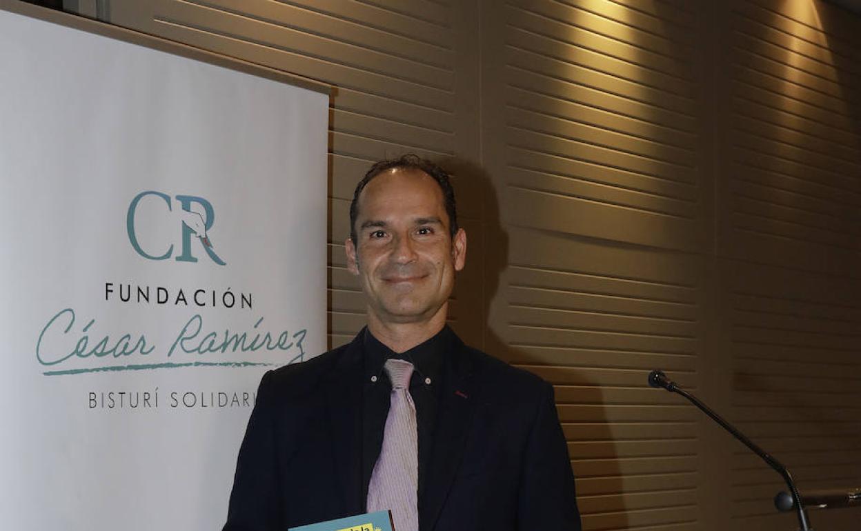 César Ramírez, anoche, con su libro. 