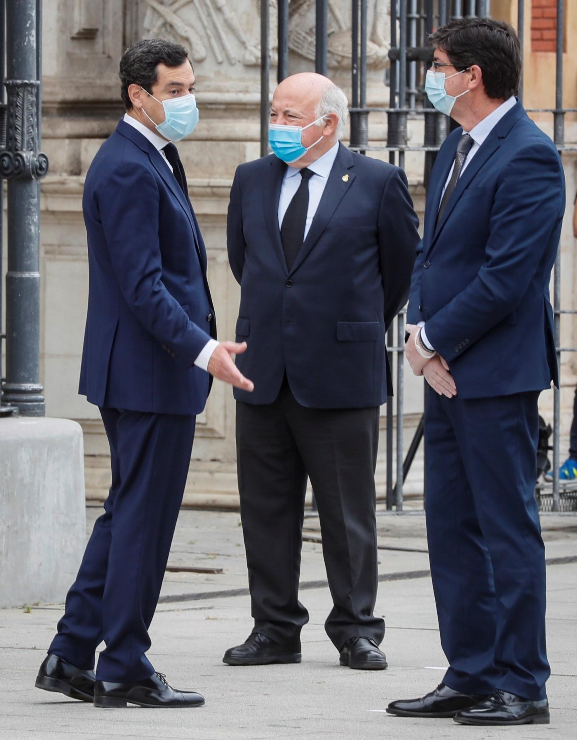 Juanma Moreno, Jesús Aguirre (consejero de Salud) y Juan Marín. EFE