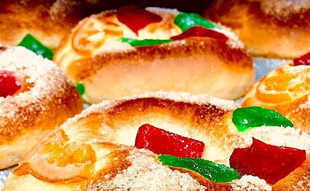 Imagen principal - Los precios de estos roscones están entre 6 y 30 euros y os rellenos pueden ser de cremas o incluso de mermelada de AOVE. La panadería Peinado abrió sus puertas hace más de un cuarto de siglo.