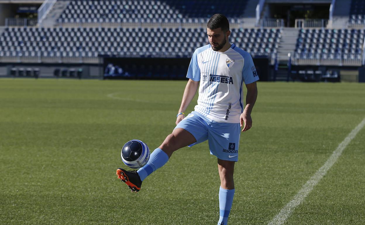 Alexander González golpea el balón durante su presentación como jugador del Málaga. 