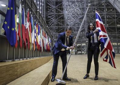 Imagen secundaria 1 - Arriba, Pablo Iglesias y Pedro Sánchez se saludan tras conformar el primer gobierno de coalición de la historia reciente de España. Foto:: REUTER. Abajo, dos empleados del Consejo Europeo retiran la bandera de Reino Unido. Foto:: AFP, y, a la derecha, Joe Biden celebra su histórica victoria frente a Donald Trump en las elecciones de EEUU. Foto:: AFP.