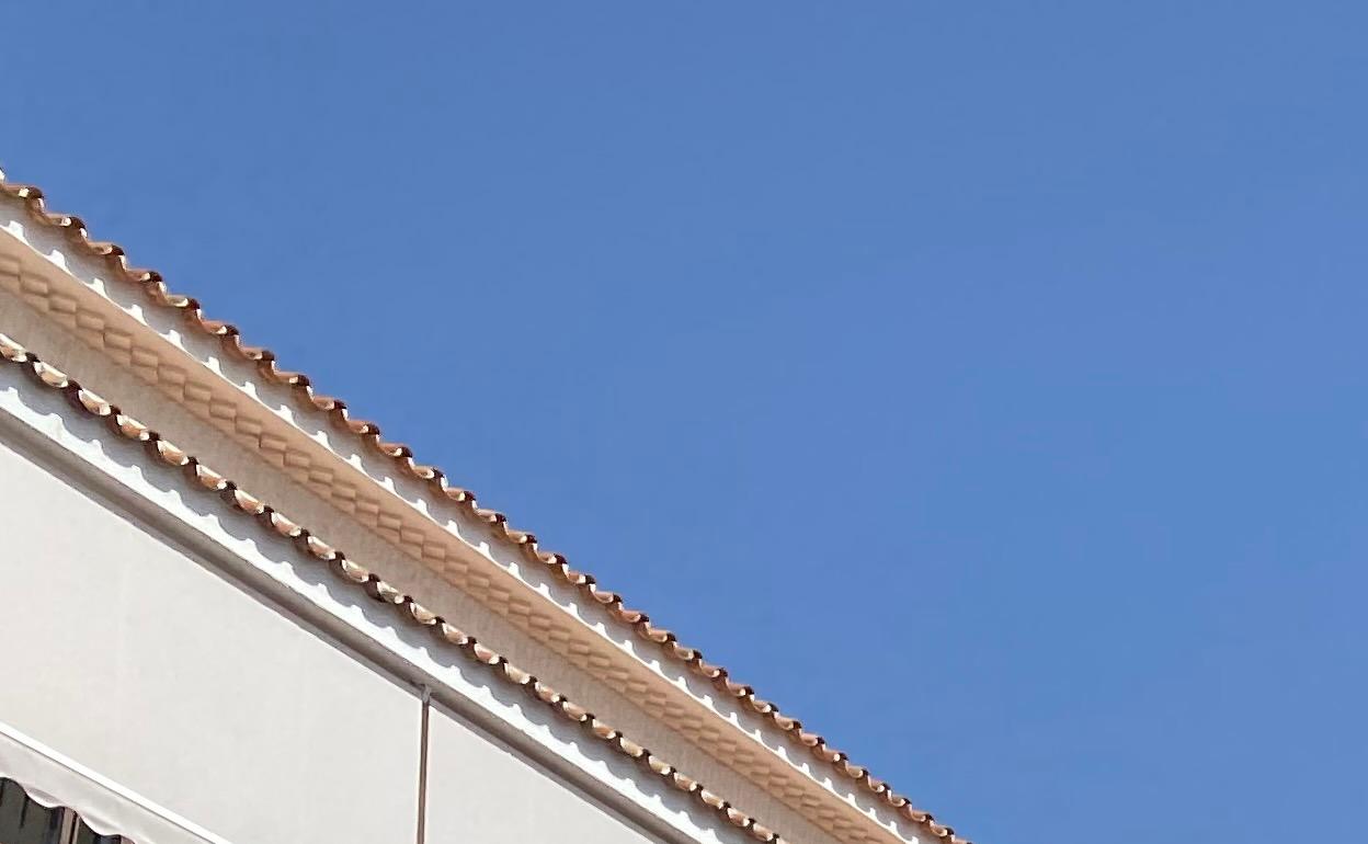 Fachada principal del Consistorio nerjeño. 