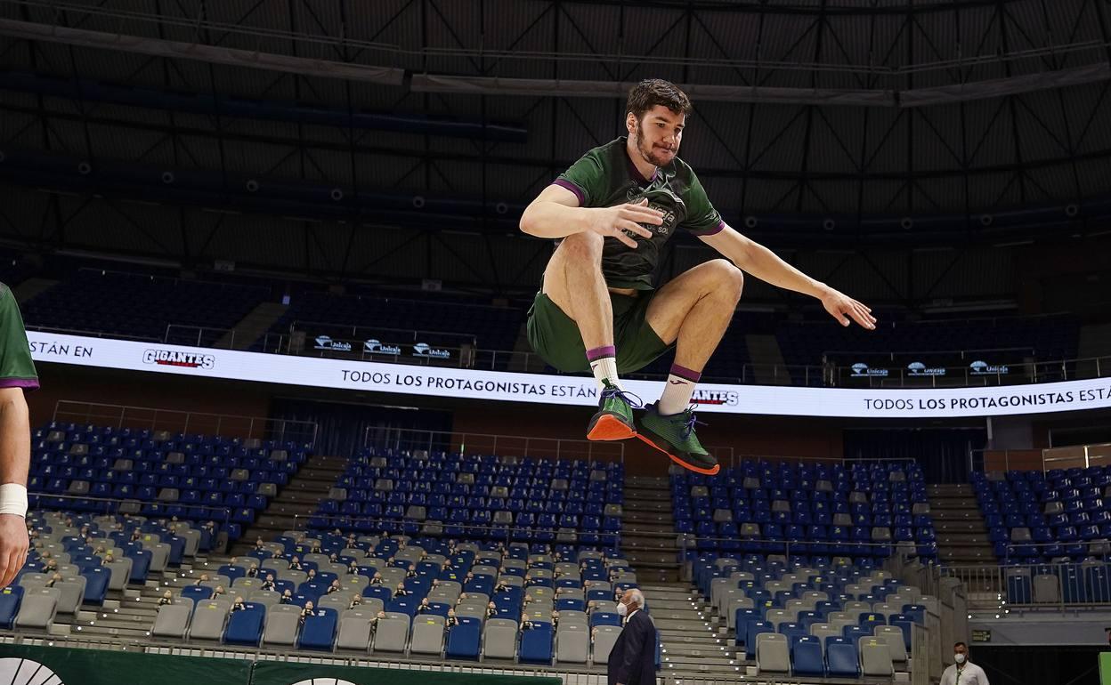 Darío Brizuela da un gran salto durante un calentamiento antes de un partido en el Palacio de los Deportes.