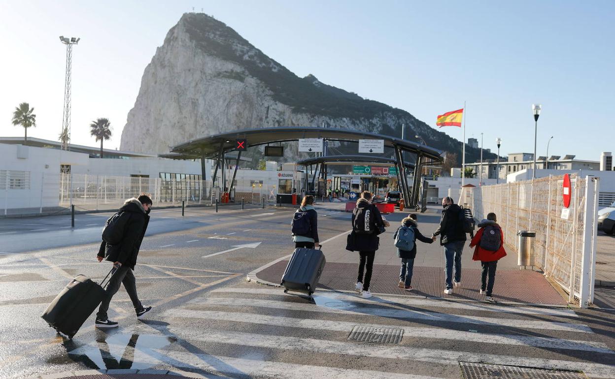 Una familia británica cruza la frontera de España a Gibraltar tras el principio de acuerdo suscrito el pasado jueves entre Madrid y Londres.