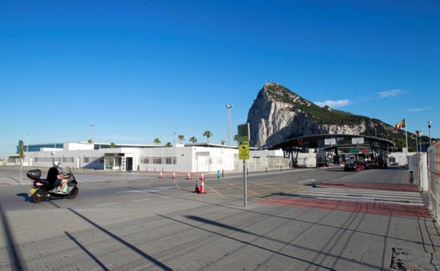 El acuerdo entre la UE y Reino Unido permitirá la aplicación de espacio Shengen en Gibraltar, lo que facilitará la fluidez en el tránsito fronterizo y evitará un control duro en la verja. 