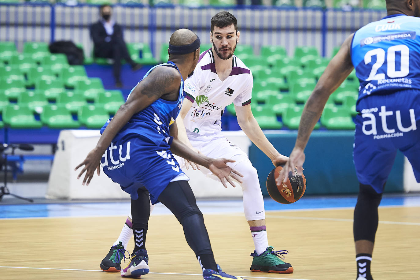 El Unicaja vuelve a tirar otra victoria en la prórroga