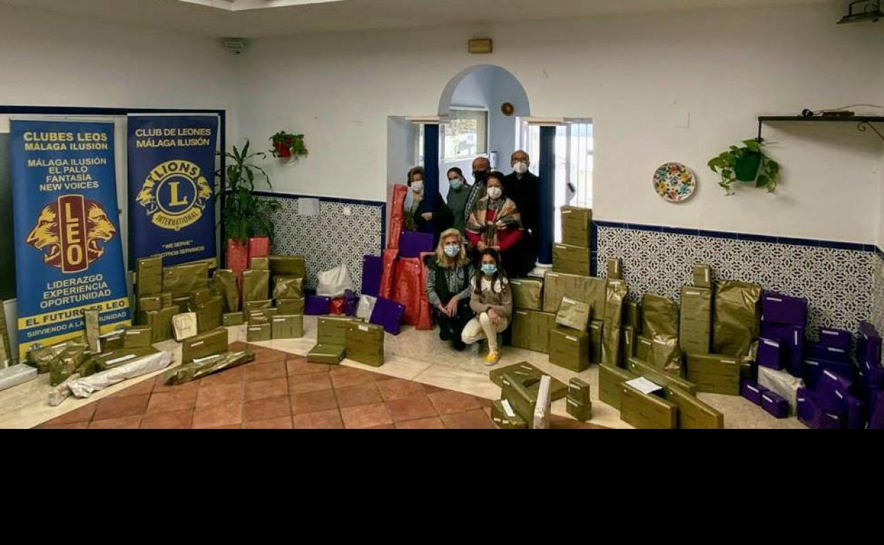 Miembros de la asociación con los regalos empaquetados para los menores. 