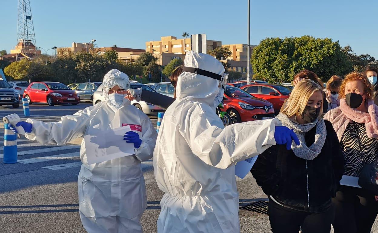 Sanitarios distribuyen a las personas citadas esta mañana para el test Covid en el campus de Teatinos. 
