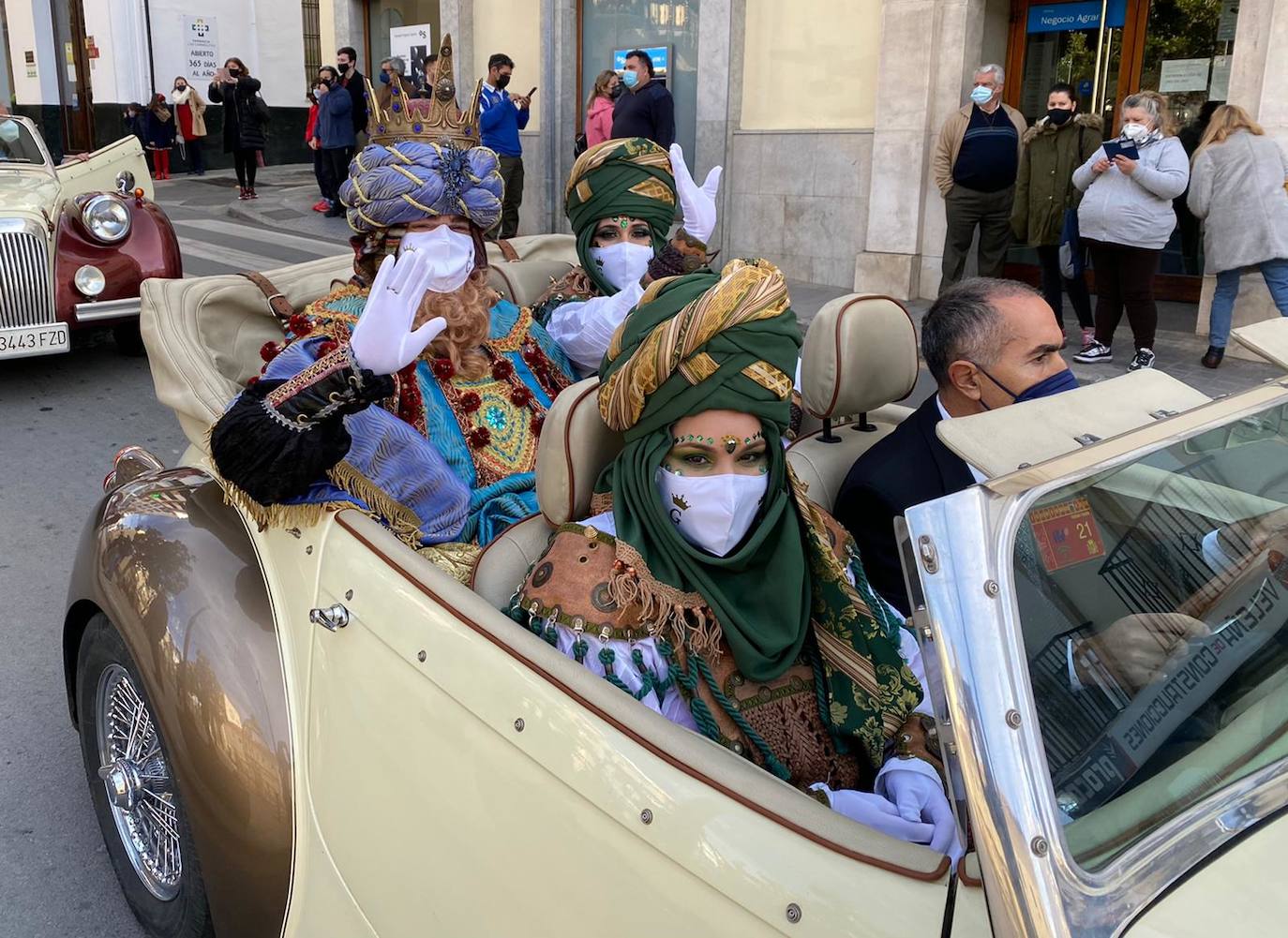 Los Reyes Magos visitan a los niños de Vélez-Málaga