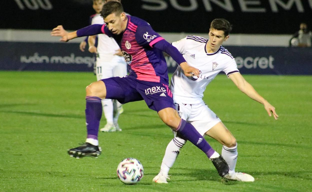 Nacho presiona una avance del Valladolid.