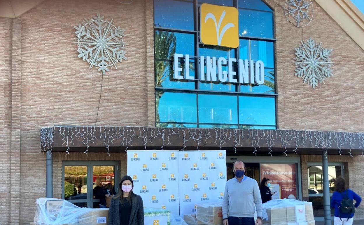 El centro comercial el ingenio dona 1. 700 kilos de alimentos y productos de higiene para ayudar a los más desfavorecidos | diario sur