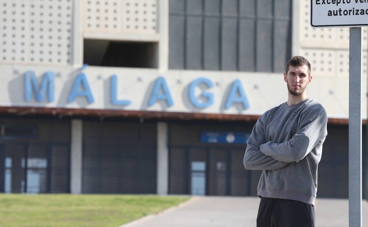 Rubén Guerrero, delante del estadio Ciudad de Málaga. 