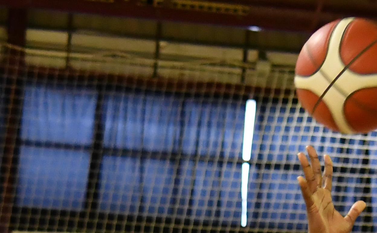 La veterana pívot del Estepona Luci Pascua (derecha), en el salto inicial. 