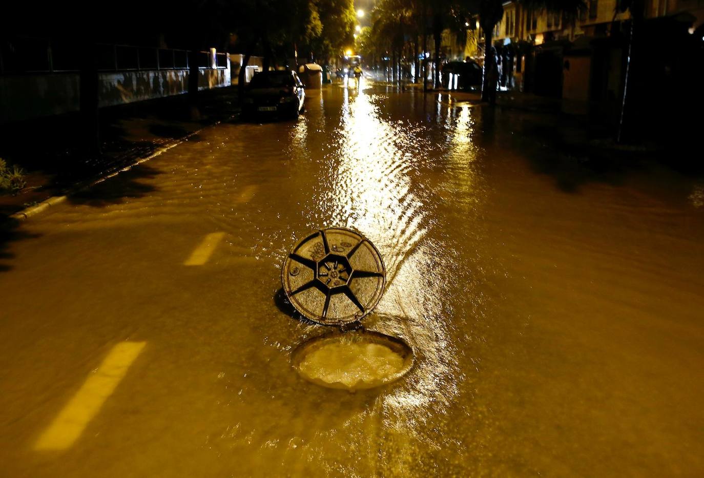 Calles anegadas de agua en Campanillas. 