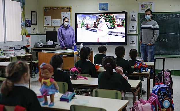 La profesora Isabel Romero y el director, Francisco Javier Gutiérrez, en un aula de Primaria del colegio Espíritu Santo.  