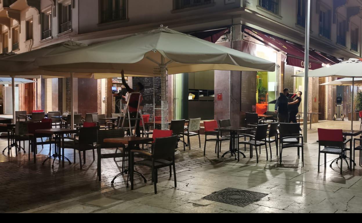 Los bares y restaurantes no podrán abrir por la noche, salvo para realizar entregas a domicilio o en el local. 