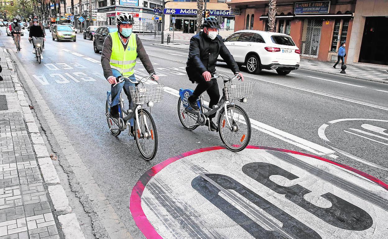 Los concejales de Movilidad y Seguridad, durante el ensayo para comprobar los carriles 30. 