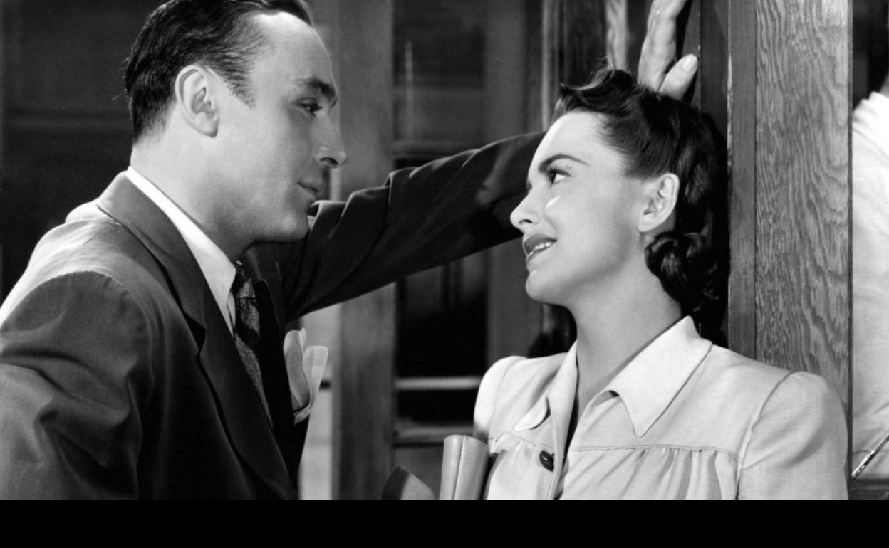 El personaje de Charles Boyer engaña a la inocente Olivia de Havilland en 'Si no amaneciera'