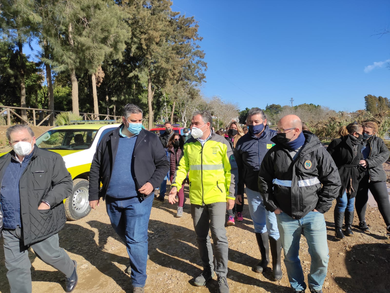 Elías Bendodo a su visita a Mijas este sábado, lugar afectado por la borrasca con dos fallecimientos registrados.