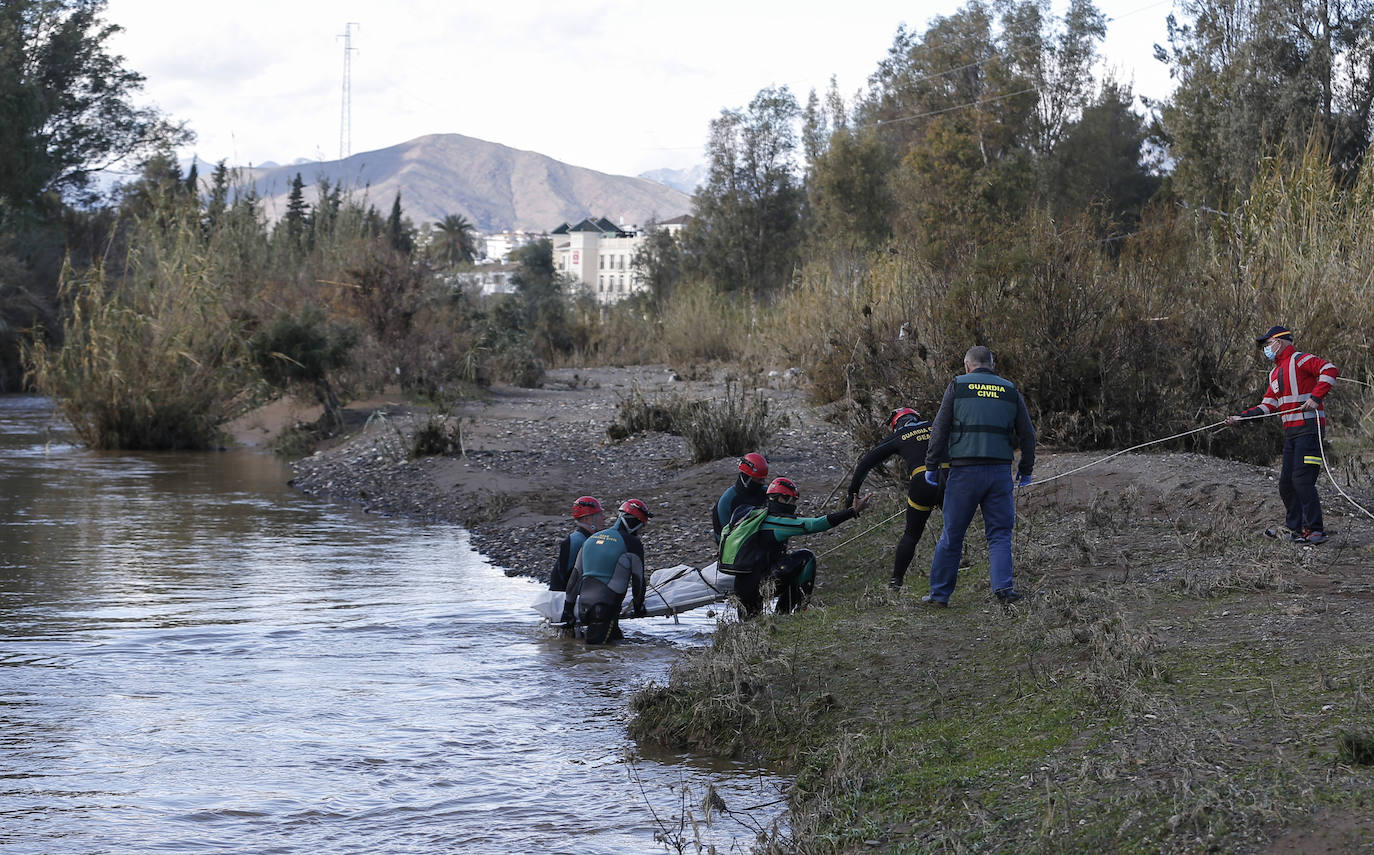 Rescate de los cuerpos de las víctimas de 'Filomena' en el río Fuengirola esta mañana.