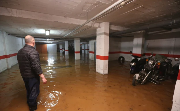 Garajes anegados y coches atrapados en Alhaurín de la Torre: «En una hora se ha inundado todo» 