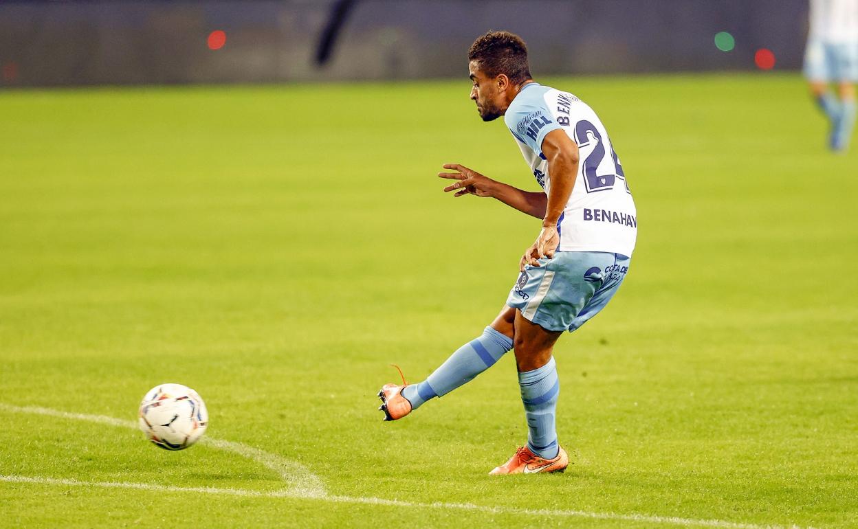 El jugador del Málaga, Benkhemassa, durante un partido de esta temporada.