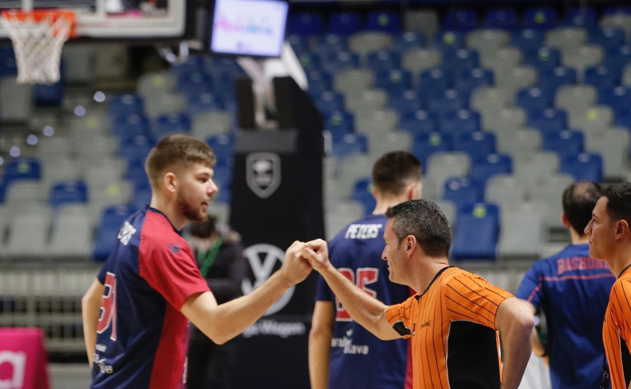 Giedraitis saluda a Antonio Conde y García González, los dos árbitros con los que comenzó el partido. 