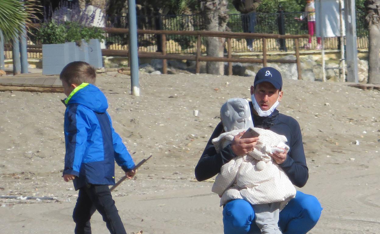 Novak Djokovic, en la playa junto a Puente Romano, en la Milla de Oro. 