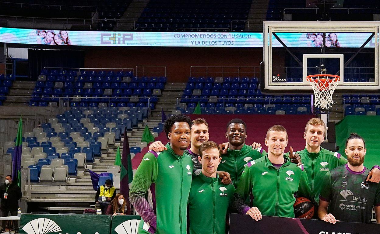 Los jugadores del Unicaja posan con el cartel de clasificados para la Copa del Rey de Madrid. 