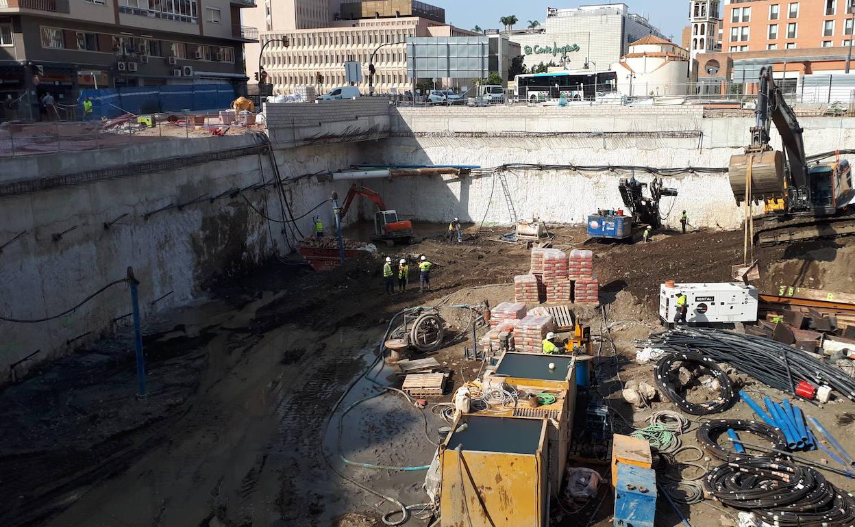 Excavación realizada para los sótanos de aparcamiento sobre los que se levantará el hotel de Moneo. 