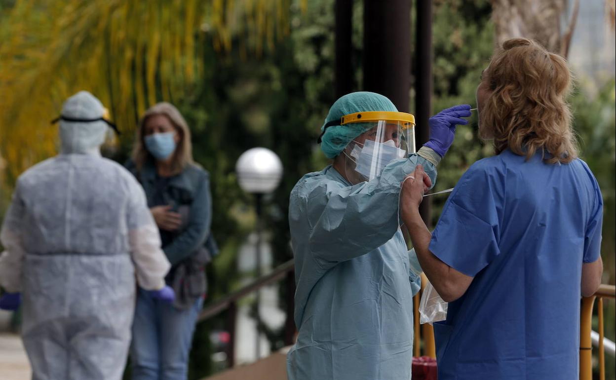 Málaga suma hoy más de mil contagios de coronavirus, su peor dato de la pandemia, y pasa a riesgo extremo