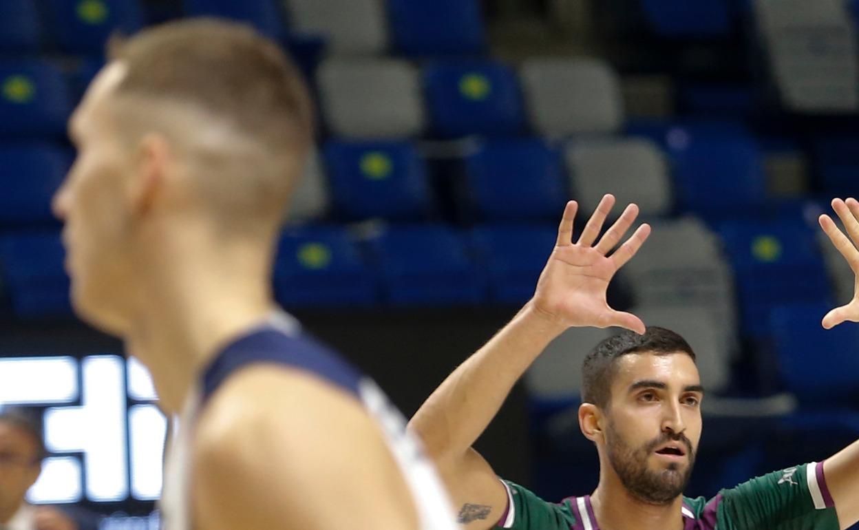 Jaime Fernández marca una jugada en el partido ante el Baskonia. 