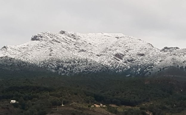 Imagen principal - Vistas de la Sierra de las Nieves desde Yunquera, Alozaina y Casarabonela, este lunes.