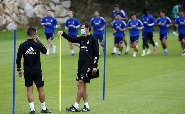 Un entrenamiento del Oviedo, con Ziganda en primer plano. 