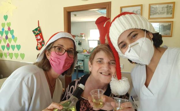 Imagen principal - En muchos de los centros, celebraron con comidas y cenas especiales estas fiestas. Actuaciones especiales. En Sanysol los trabajadores organizaron un coro el 28 de diciembre. Visita de los Reyes Magos a una de las residencias de Orpea. 