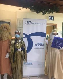 Imagen secundaria 2 - En muchos de los centros, celebraron con comidas y cenas especiales estas fiestas. Actuaciones especiales. En Sanysol los trabajadores organizaron un coro el 28 de diciembre. Visita de los Reyes Magos a una de las residencias de Orpea. 