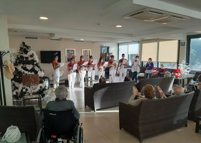 Imagen secundaria 1 - En muchos de los centros, celebraron con comidas y cenas especiales estas fiestas. Actuaciones especiales. En Sanysol los trabajadores organizaron un coro el 28 de diciembre. Visita de los Reyes Magos a una de las residencias de Orpea. 