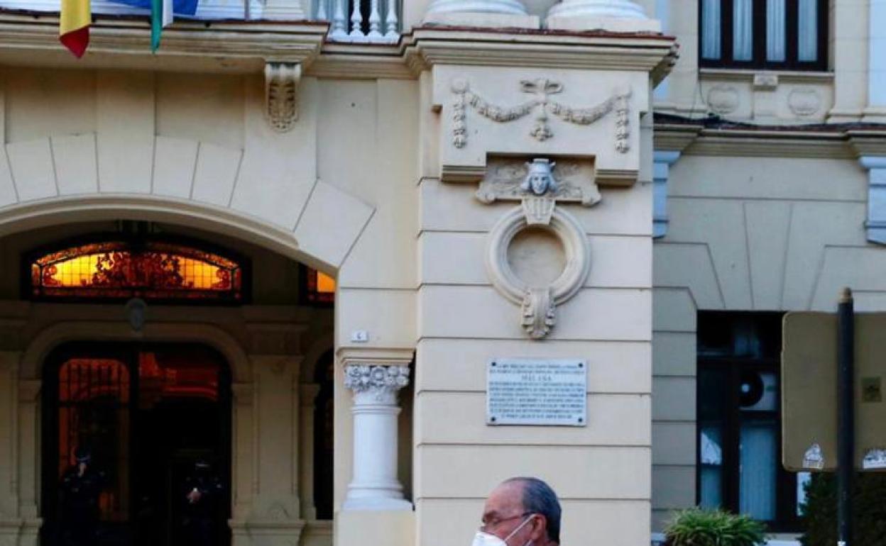 El alcalde de málaga se salvó del contagio por la mascarilla | diario sur