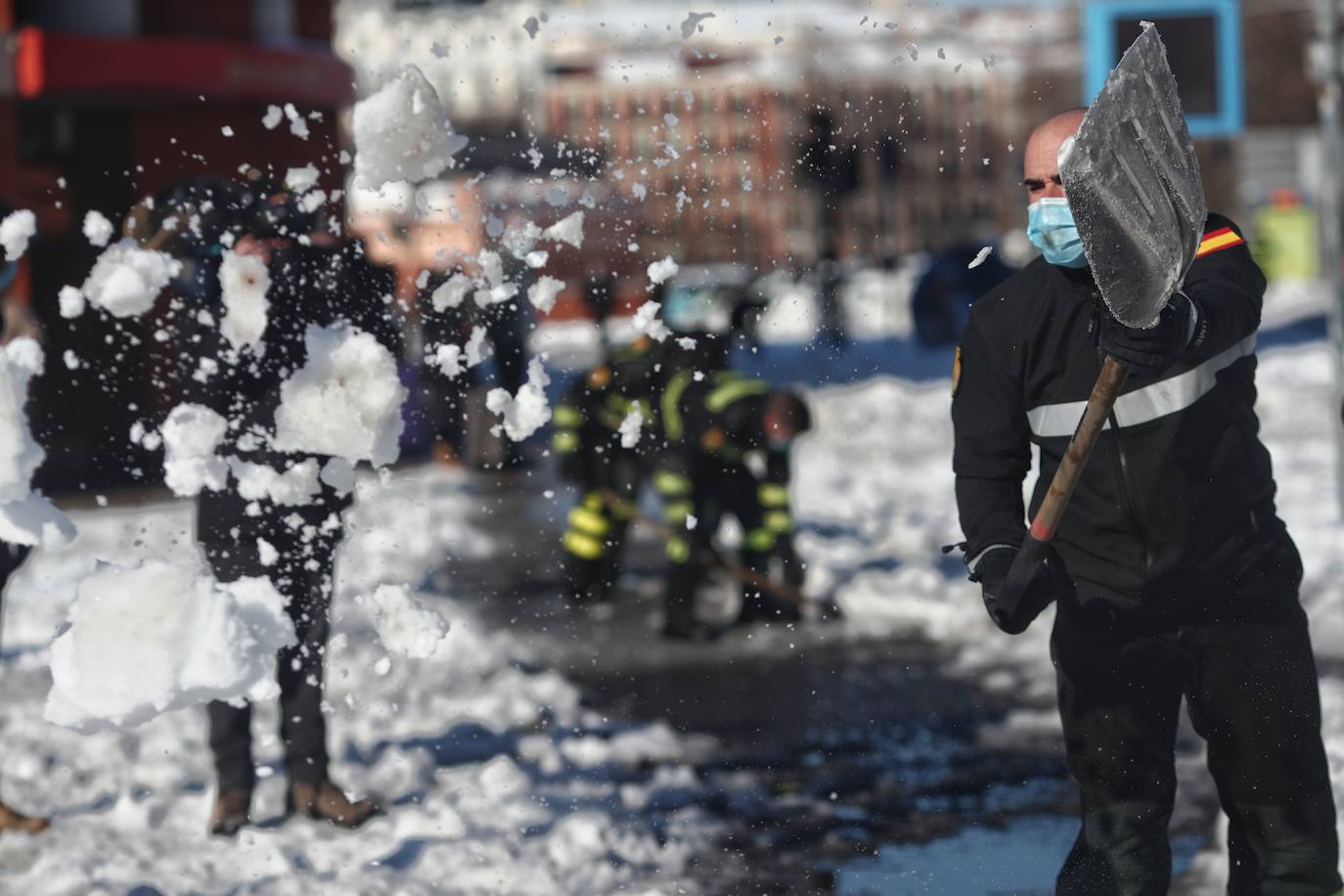 Militares de la UME realizan labores de limpieza para retirar la nieve en la Estación Puerta de Atocha