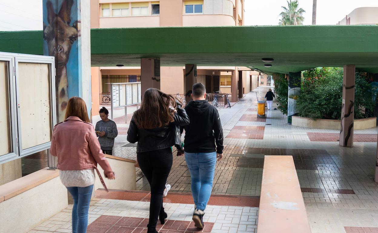 Estudiantes, en la Facultad de Filosofía y Letras. 
